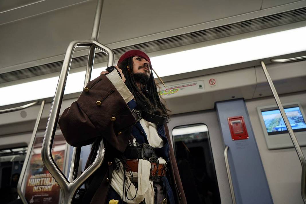 Ankaralı Jack Sparrow, oyun havalarıyla başkenti coşturdu! Görenler telefona sarıldı 3